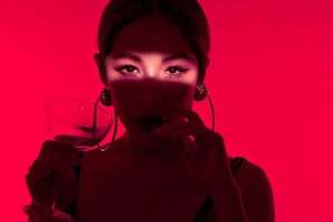 萧亚轩妈妈(萧亚轩发新歌忆亡母，KTV里被妈妈点唱《几度夕阳红》)