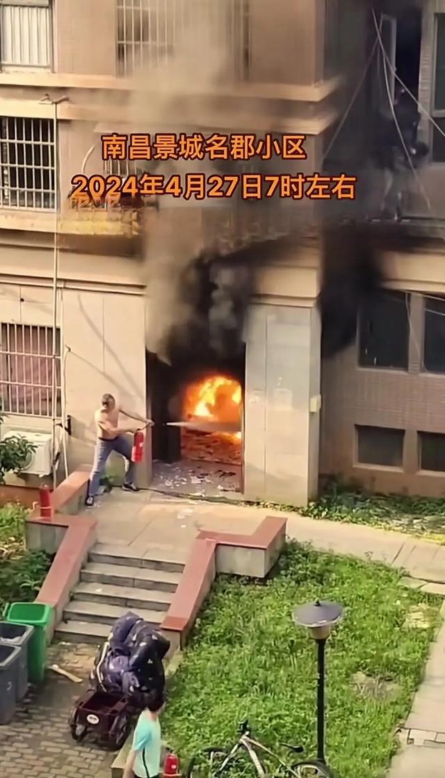 惊魂火灾:美女被熏成野人,孤立窗台 死里逃生,下来像行走的碳块