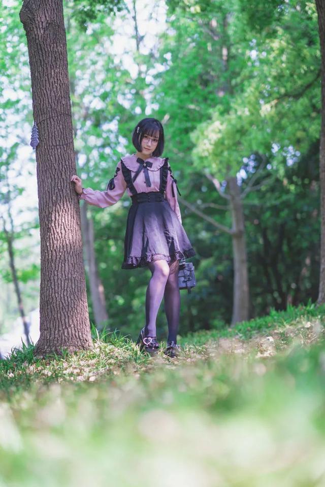 美女：可爱萝莉短发黑丝写真，眼镜是加分项目～