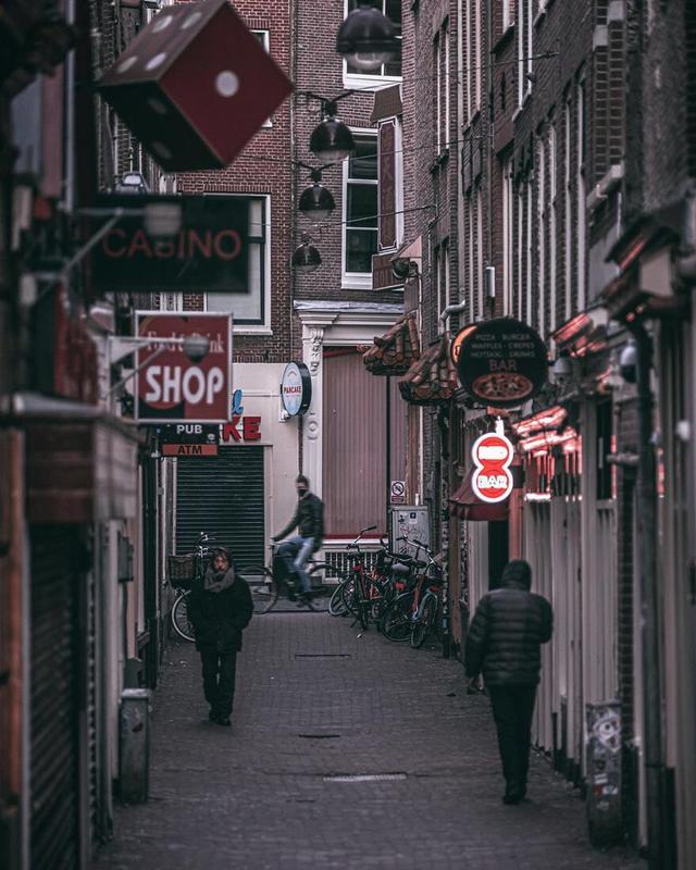 阿姆斯特丹的红灯区，因为疫情爆发而空无一人