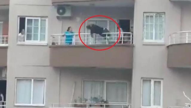 土耳其一男子吊在5楼房顶外 荡进阳台时摔到栏杆上场面吓人