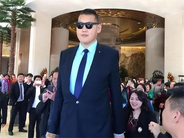 亚洲巨人张欢身高2.38米,与女星、网红传绯闻,35岁发愁没有女友
