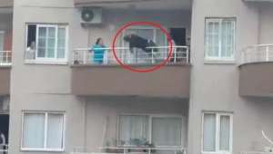 外场面(土耳其一男子吊在5楼房顶外 荡进阳台时摔到栏杆上场面吓人)