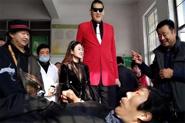 亚洲巨人张欢身高2.38米,与女星、网红传绯闻,35岁发愁没有女友