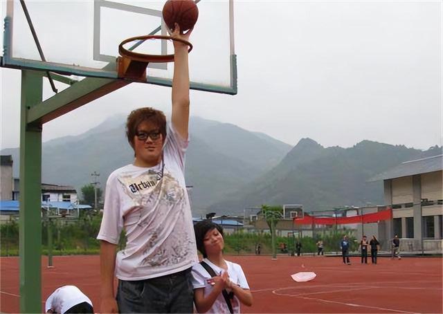 亚洲巨人张欢身高2.38米,与女星、网红传绯闻,35岁发愁没有女友