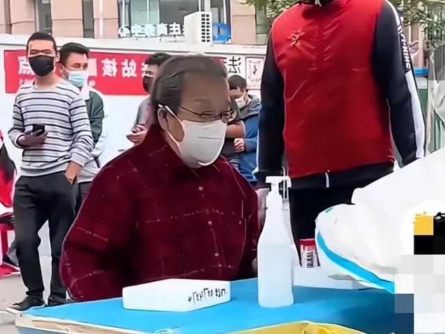 “容嬷嬷”86岁排队做核酸，头发花白身姿矫健，网友称赞老当益壮