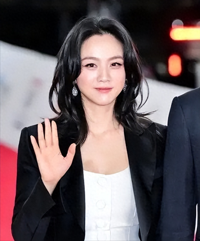 汤唯和老公金泰勇一起走红毯,金泰勇全程痴汉脸,对女神老婆傻笑