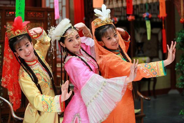 回忆杀!《新还珠》主演重聚,“小燕子紫薇含香”贴脸亲亲超有爱