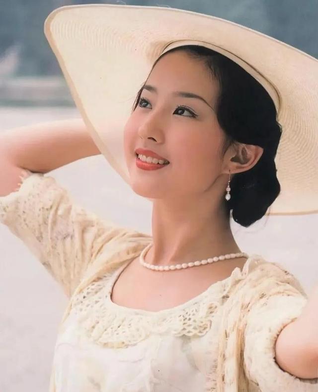 看董洁和刘亦菲20年前合照，难怪谢霆锋说“人淡如菊，天然纯粹”