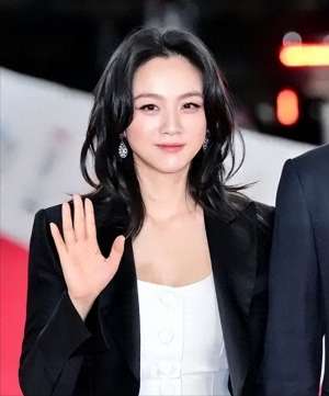 痴汉脸(汤唯和老公金泰勇一起走红毯，金泰勇全程痴汉脸，对女神老婆傻笑)