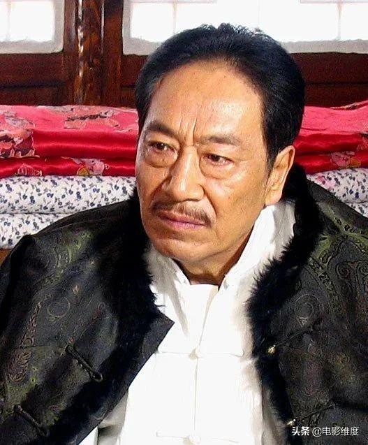 风流的王奎荣：与原配离婚，二婚娶小37岁娇妻，如今家庭很幸福