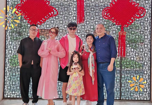 严屹宽老婆杜若溪帮女儿养鸡！小鸡生病还给挂了急诊