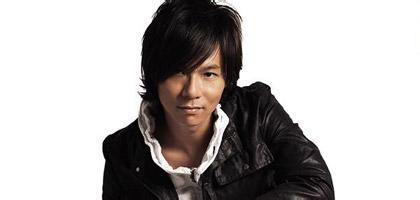 他是因热门综艺领唱进入大陆，演唱的我相信成为一时神曲，如今