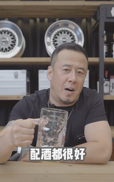 杨坤近况曝光,须发皆白显苍老,直播带货被网友吐槽沦落成网红