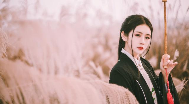 小说：王爷取出人人都争破头想要的千年巨蟒内丹，递给她：拿去玩