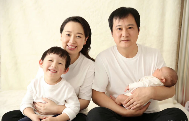 关凌晒全家福庆结婚10周年，一双儿女颜值高，丈夫被赞像张信哲