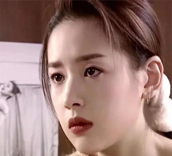 看董洁和刘亦菲20年前合照，难怪谢霆锋说“人淡如菊，天然纯粹”