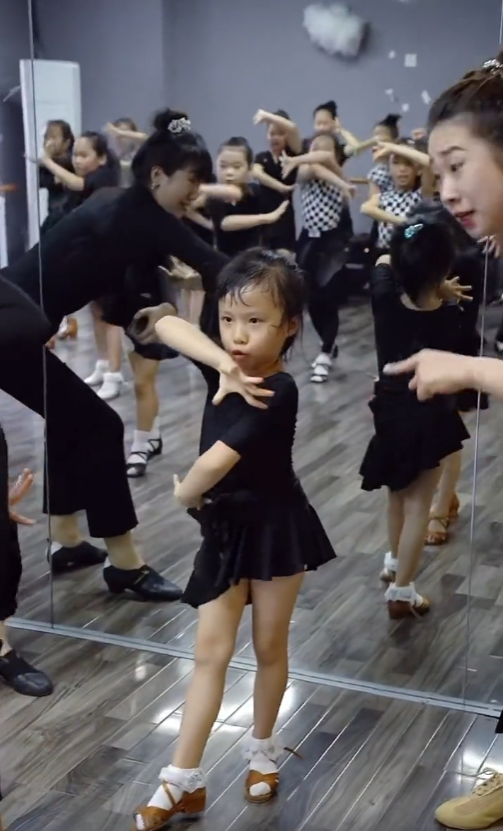 全网最火“拉丁舞老师”：授课风格太激情，上课堪比“洗脑”现场