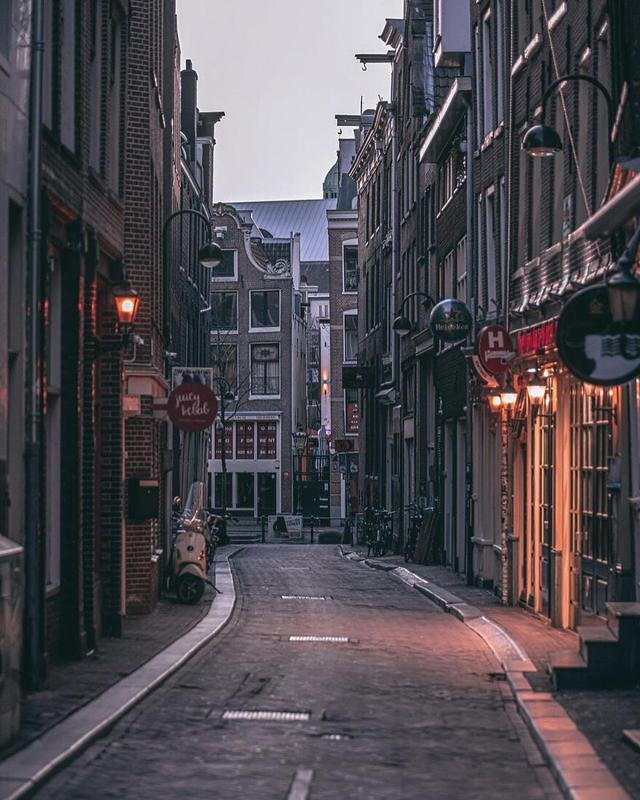 阿姆斯特丹的红灯区，因为疫情爆发而空无一人