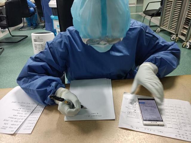 驰援手记|10岁小患者说“我好无聊!”,94年男护士主动当起了“私人家教”