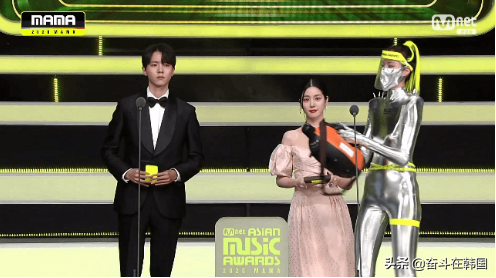 韩国MAMA爆歧视争议！演员室内享受甜点爱豆却只能停车场挨冻