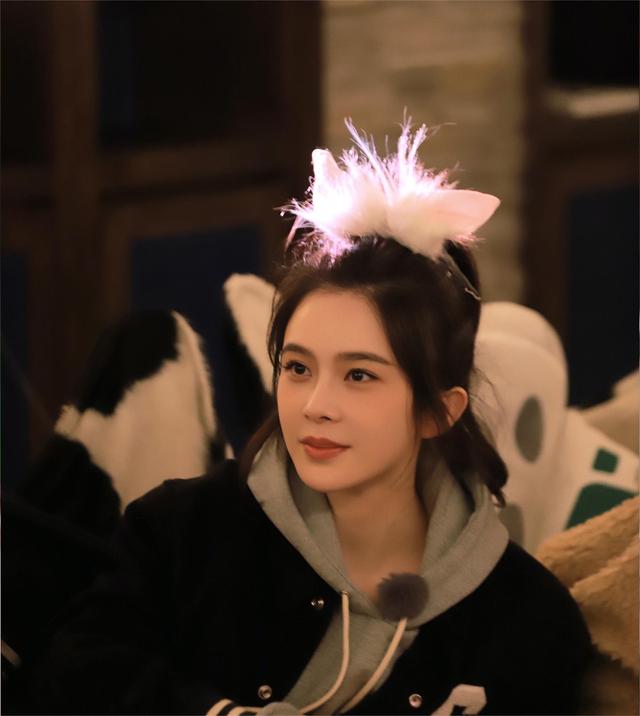 《无限超越班》中，何与已经和卢洋洋分手，这整的比恋综还修罗场