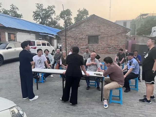 社区大铁门关门噪声扰人烦,邻里协商共解决