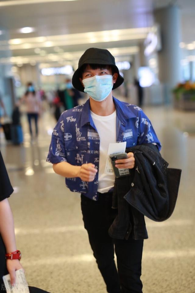 周深穿搭时髦现身,161的身高不影响才华,喜欢他的声音好多年