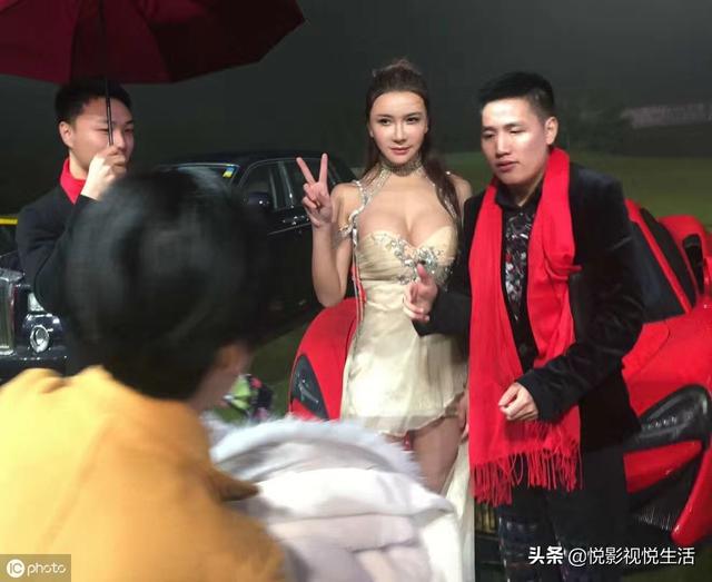 龚玥菲有着傲人的高挑身高,被大众称为“天使面容,魔鬼身材”