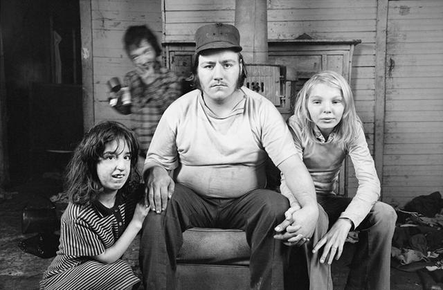 美国家族乱伦三代：近亲结合导致后代残障，无法说话只能犬吠