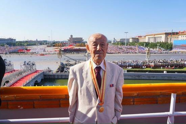 2016年,96岁日本人来中国,身带“解放军”勋章:我是八路军战士