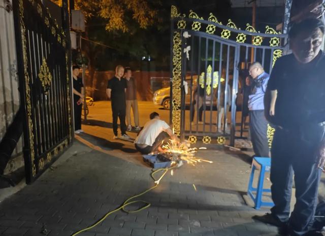 社区大铁门关门噪声扰人烦,邻里协商共解决