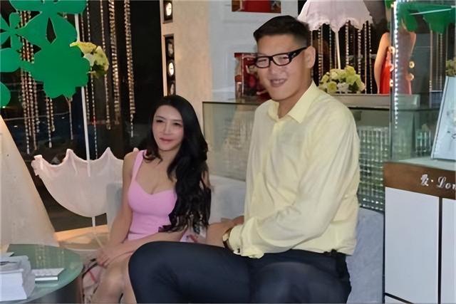 亚洲巨人张欢身高2.38米,与女星、网红传绯闻,35岁发愁没有女友