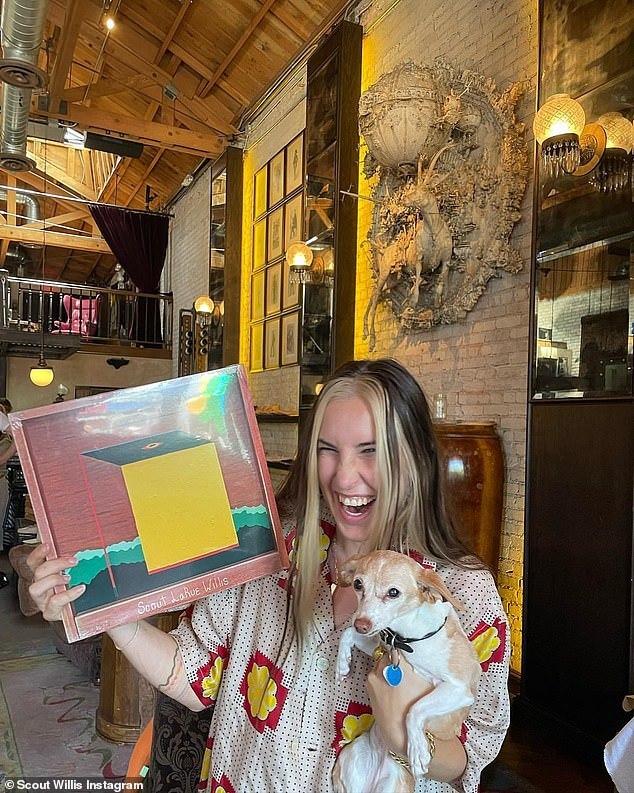 布鲁斯·威利斯31岁女儿赤身庆生，壮硕似硬汉父亲，长腿随了妈妈