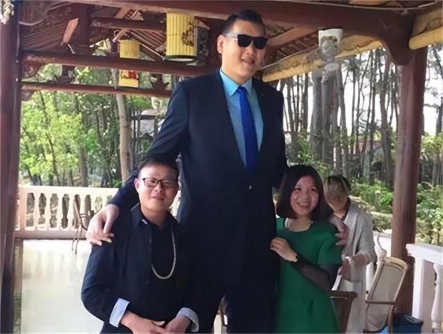 亚洲巨人张欢身高2.38米,与女星、网红传绯闻,35岁发愁没有女友