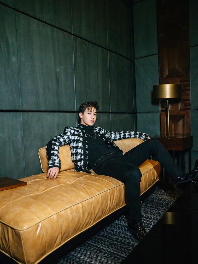 刘宪华这次任性过头了,穿黑棉袄配牛仔裤短靴,双腿怎么这么短?