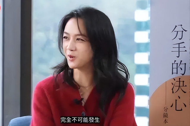 汤唯和老公金泰勇一起走红毯,金泰勇全程痴汉脸,对女神老婆傻笑