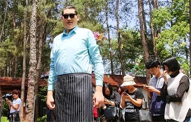 亚洲巨人张欢身高2.38米,与女星、网红传绯闻,35岁发愁没有女友