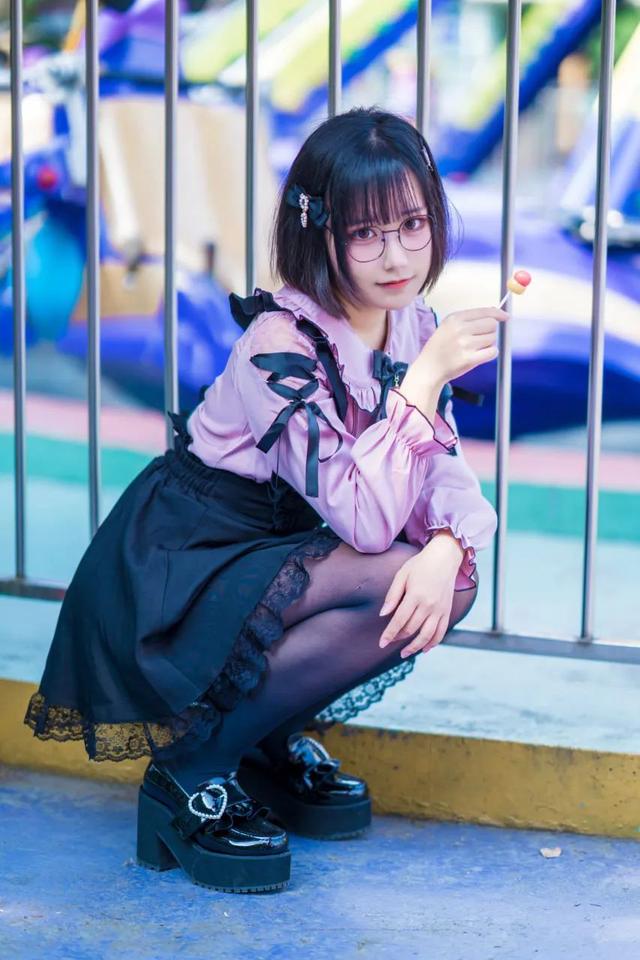 美女：可爱萝莉短发黑丝写真，眼镜是加分项目～