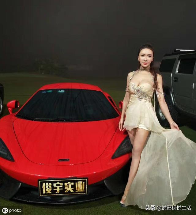 龚玥菲有着傲人的高挑身高,被大众称为“天使面容,魔鬼身材”