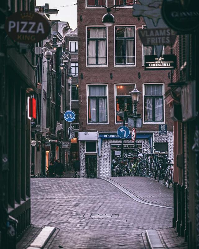 阿姆斯特丹的红灯区，因为疫情爆发而空无一人