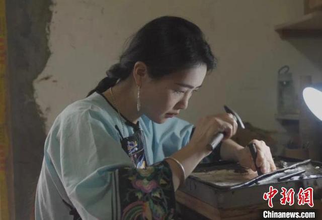 贵州苗族女孩制作“非遗版星空”帮王亚平女儿“摘星”