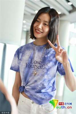 爽朗(刘雯见镜头撩发比v俏皮又飒气 笑容爽朗显气质)