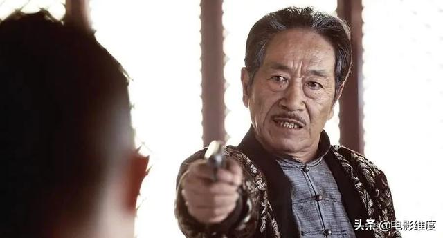 风流的王奎荣：与原配离婚，二婚娶小37岁娇妻，如今家庭很幸福