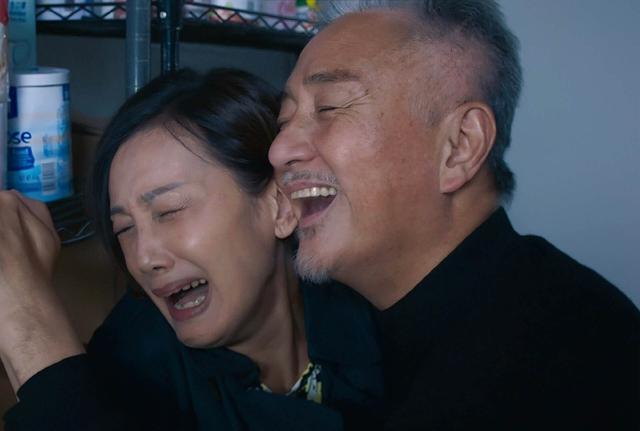 TVB知名女星与老戏骨拍亲密床戏，开拍前喝酒壮胆，网友：重口味