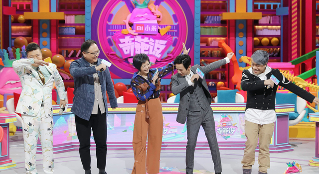 《锵锵三人行》VS《圆桌派》：窦文涛们是学聪明了，还是堕落了？