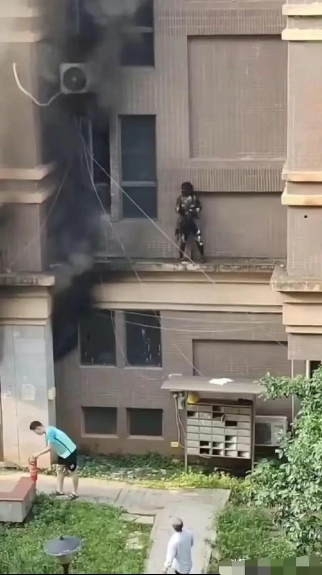 惊魂火灾:美女被熏成野人,孤立窗台 死里逃生,下来像行走的碳块