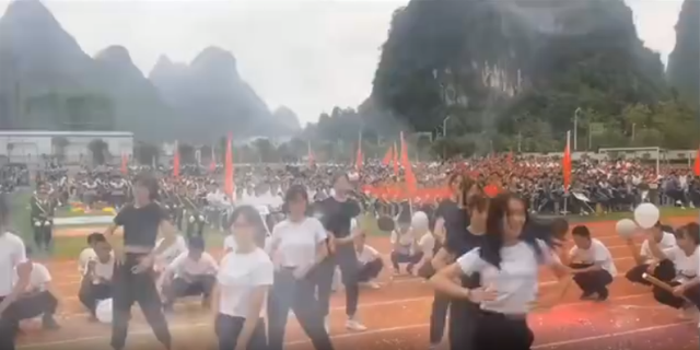 广西桂林一中学女生集体跳撩衣舞，可见露出黑色内衣，校长回应称“审查时撩衣幅度不大”