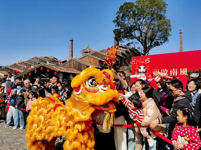 一天接待超万人次!外地游客涌入南风古灶感受地道岭南年味