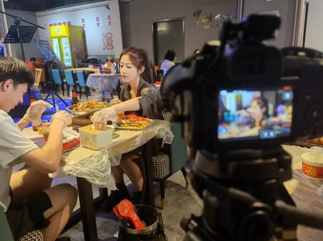 校园恋爱真人秀，被围观的爱情样本